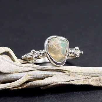 オーストラリア 産　オパールの粒飾りリング　10.5号　＊10月の誕生石　指輪＊の画像