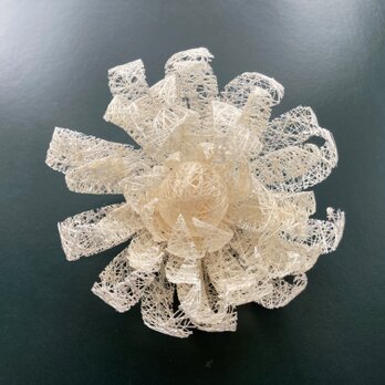 糸玉の白い菊（クリップ付きコサージュ）の画像