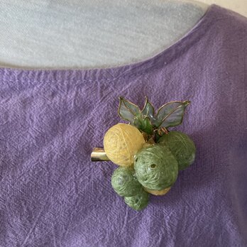糸玉のブドウのブローチ（クリップ付きブローチ）の画像