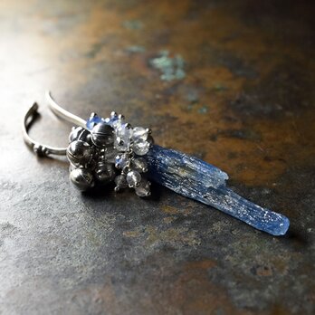 カイヤナイトとたわわな鈴とラブラドライト、ハーキマーダイヤモンドのイヤーカフの画像