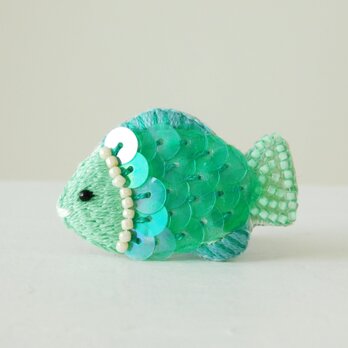 キラキラ鱗の緑のお魚　刺繍ブローチ　【受注製作】の画像