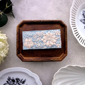 刺繡リボンのクリップ/バレッタ ■ フィンランドの花畑 ■ D ライトブルー×クリーム色刺繍の画像