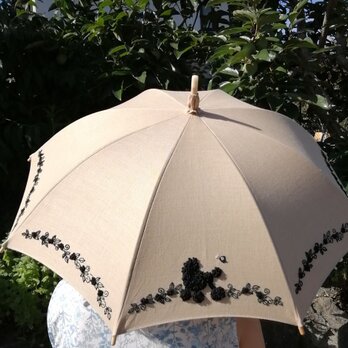 プードル＆ベリー黒糸刺繍の日傘（ベージュ系リネン生地にブラック・プードル）UV加工済みの画像