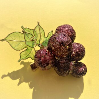 糸玉のブドウのブローチ３（クリップ付きブローチ）の画像