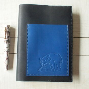 手縫いヌメ革とクロムレザー　Ａ5ブック『木彫り熊』型押しぽっけ　・ノートカバーの画像