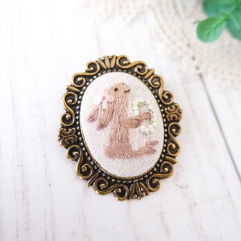 森のブローチ(おくりもの)・ウサギ　＊刺繍の画像