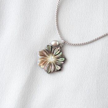 Shell Flower Pendant（ブラックシェル×淡水パール）の画像