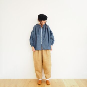 Cotton chambray button gathered blouseの画像
