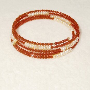 赤メノウと本真珠（淡水パール）の4連ブレスレット（フリーサイズ、形状記憶ワイヤー、内周：最小で約16cm、天然石）の画像
