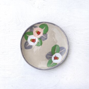 白とピンクの椿花の絵皿（グレー）の画像