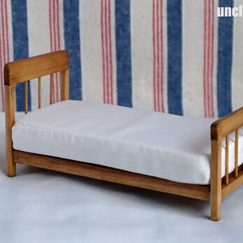 ドール用ベッド　シングル（色：チェスナット）　1/12ミニチュア家具の画像