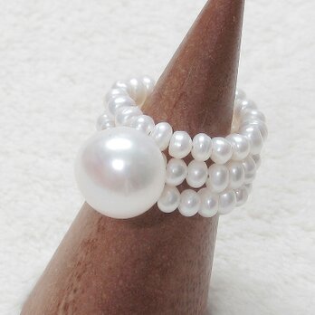 本真珠（淡水パール）の指輪（3連、フリーサイズ、リングサイズ：最小で約12号、形状記憶ワイヤー、ナチュラルカラー、ホワイト）の画像