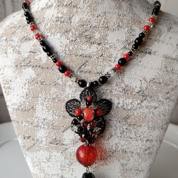 【necklace】赤と黒の花刺繍ネックレス ～ コスチュームジュエリー調 ～の画像