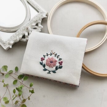 【刺繍キット】フラワーエンブレムのポケットティッシュケース☆半縫製済の画像