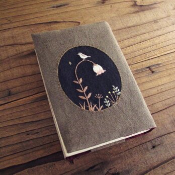 【受注製作】手刺繍のブックカバー『ランプ草と小鳥』の画像