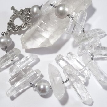 氷柱水晶(クリアクォーツ)と大粒淡水真珠のブレスレットの画像
