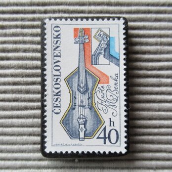 チェコスロバキア　民俗楽器切手ブローチ8199の画像
