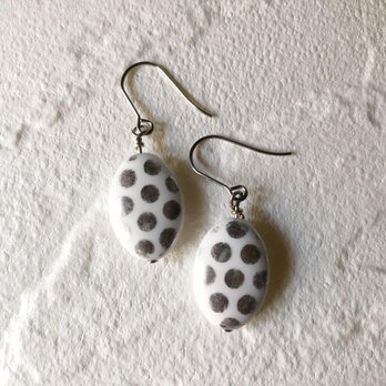 ｗhite and silver dot pierceの画像