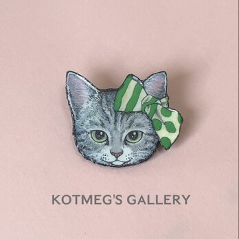 猫 グレー ブローチ　オリジナル イラスト ねこ アメショ アメリカンショートヘア　グリーン　リボン　緑の画像