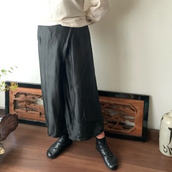シルクのスカート風パンツ　シルクの軽さと光沢感でシルエットがより美しく　黒の画像