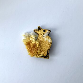 "ふさふさしっぽのきつねさん" 刺繍ブローチ