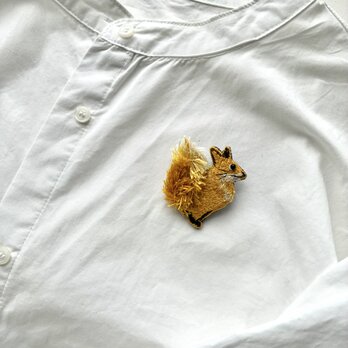 "ふさふさしっぽのきつねさん" 刺繍ブローチの画像