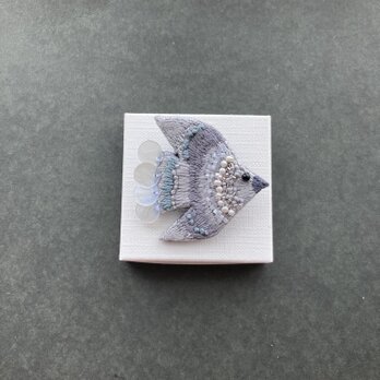 "Blue gray bird " 刺繍鳥ブローチの画像