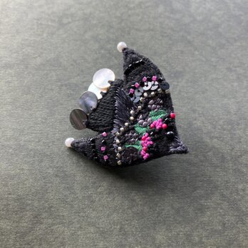 "Black berry bird" 鳥刺繍ブローチの画像