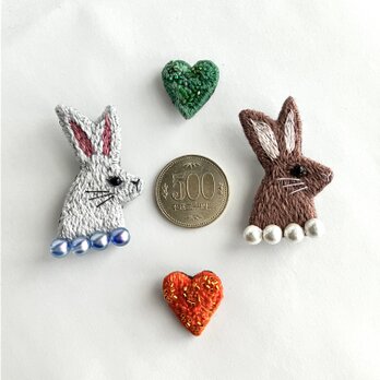 ラブリーラビット" 茶色うさぎとオレンジハートセットブローチ