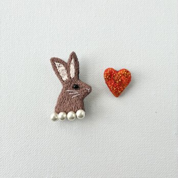 ラブリーラビット" 茶色うさぎとオレンジハートセットブローチ