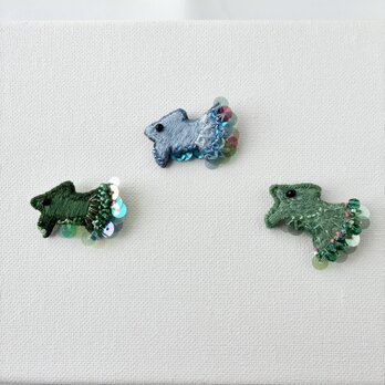 しっぽがおしゃれなお魚ちゃんミニ刺繍ブローチ　　ABC 軽くてミニサイズ　ベタ(お魚イメージ) カラフル