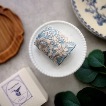 刺繡リボンのポニーフック ■ シンプルカーブ フィンランドの花畑 ■ D ライトブルー×クリーム色刺繍の画像