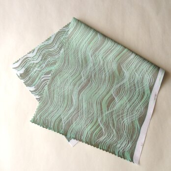 木綿手染ハギレ（18cm×37cm  曲・薄緑茶色）の画像