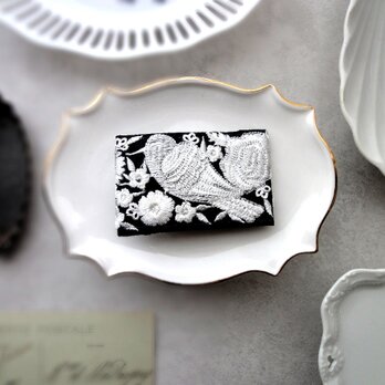 刺繡リボンのポニーフック ■ フラットシンプルデザイン ■  黒地に白銀色の小鳥の画像