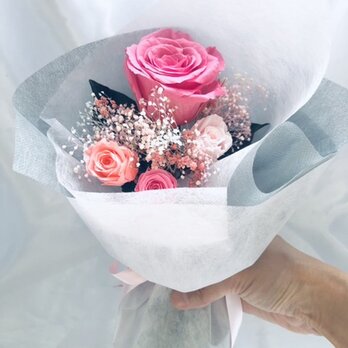 ピンクローズとミニ薔薇とかすみ草のふんわり花束（プリザーブドフラワー）の画像