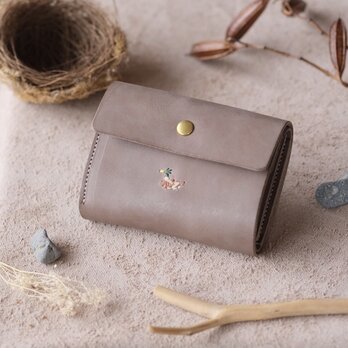刺繍のある今いい財布　三つ折り　ミニ財布　グレー　カモの刺繍の画像