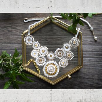 アラベスク-真珠色のビーズネックレス-の画像