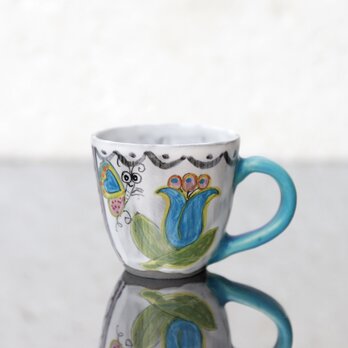 青いチューリップと蝶絵のマグカップの画像