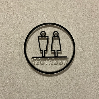 ルームサイン RESTROOM 壁付用 浮き出しアイコン クリア文字の画像