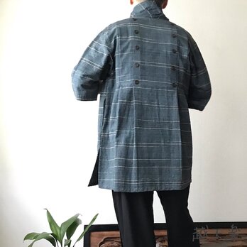 イタリアンカラーで前部分はシンプル、背中ボタンと裾タックで後ろ部分を遊んでる前開き手織り綿メンズブラウス　　青グレイ絣の画像