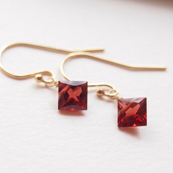 ガーネットのシンプルピアス（14kgf）／イヤリング