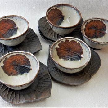 木の葉文湯呑と葉型の受け皿です　5客セットの画像