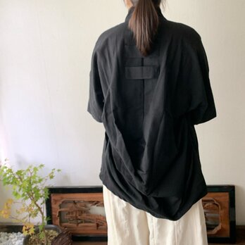 バルーンバックシャンを楽しむ手織り綿ラグラン半袖ブラウス　着こなし簡単なのに個性的　黒無地の画像