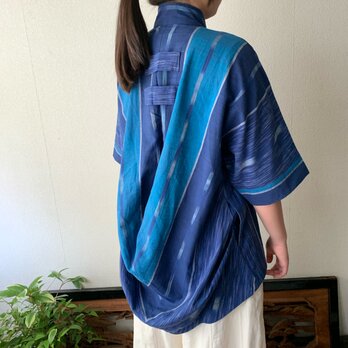 バルーンバックシャンを楽しむ手織り綿ラグラン半袖ブラウス　着こなし簡単なのに個性的　青絣の画像