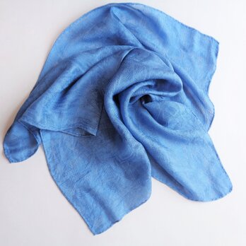 特集掲載作品・藍の生葉染め・シルク・正方形スカーフ・草木染め・光沢感のある幾何柄の画像