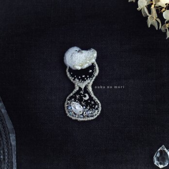 ブローチ/Swan hourglass brooch  ‐白鳥と砂星時計‐ ｜刺繍｜白鳥｜オウカノモリ/ouka no moriの画像