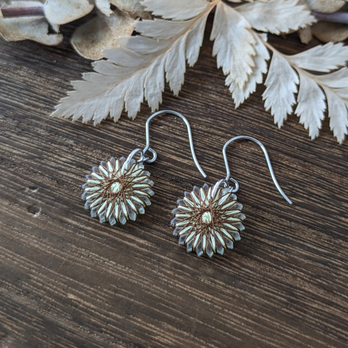 野の花のピアス 黄色｜上品なくすみイエローの絹糸イヤリング｜オンオフ両用アクセサリー