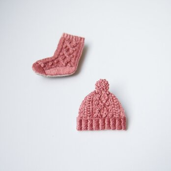 ［受注制作］アラン編みニット帽の刺繍ブローチ（pink）の画像