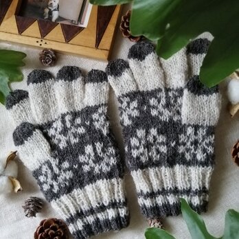 白と濃灰色の花模様編み５本指手袋の画像