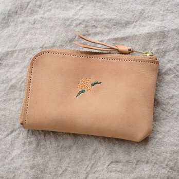 キンモクセイの刺繍のある　小さなL字ファスナー財布　ベージュの画像